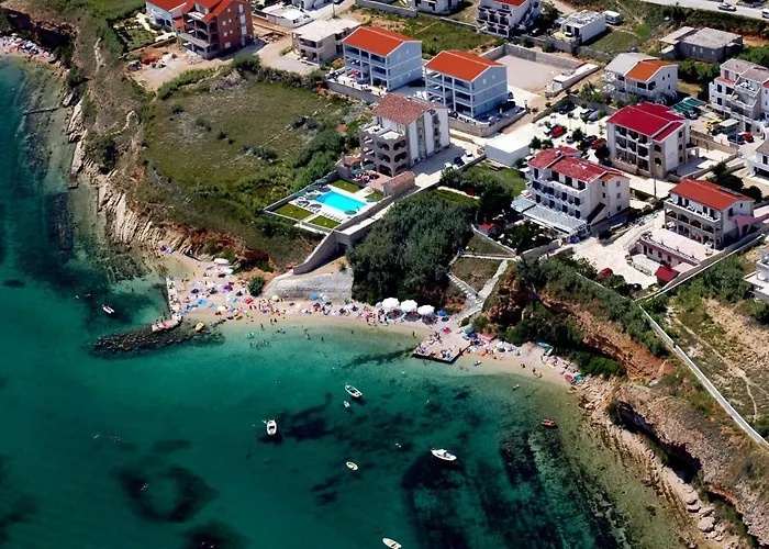 Biser Hotell 3*
